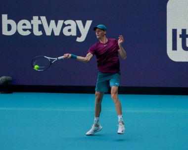 MIAMI GARDENS, FLORIDA - APRIL 2, 2023: Jannik Sinner, Miami 'deki Hard Rock Stadyumu' nda oynanan 2023 Miami Açık 'ta Rus Daniil Medvedev' e karşı oynadığı final maçında