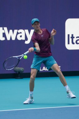 MIAMI GARDENS, FLORIDA - APRIL 2, 2023: Jannik Sinner, Miami 'deki Hard Rock Stadyumu' nda oynanan 2023 Miami Açık 'ta Rus Daniil Medvedev' e karşı oynadığı final maçında