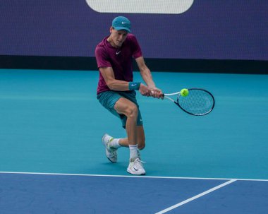 MIAMI GARDENS, FLORIDA - APRIL 2, 2023: Jannik Sinner, Miami 'deki Hard Rock Stadyumu' nda oynanan 2023 Miami Açık 'ta Rus Daniil Medvedev' e karşı oynadığı final maçında
