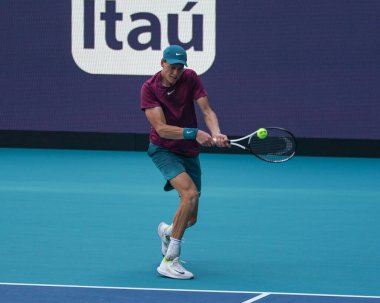 MIAMI GARDENS, FLORIDA - APRIL 2, 2023: Jannik Sinner, Miami 'deki Hard Rock Stadyumu' nda oynanan 2023 Miami Açık 'ta Rus Daniil Medvedev' e karşı oynadığı final maçında