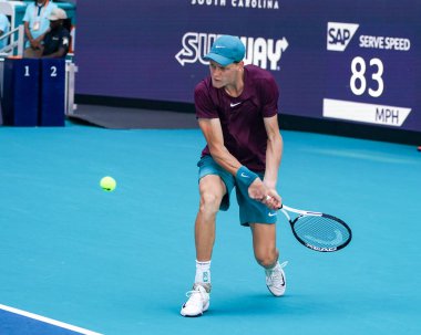 MIAMI GARDENS, FLORIDA - APRIL 2, 2023: Jannik Sinner, Miami 'deki Hard Rock Stadyumu' nda oynanan 2023 Miami Açık 'ta Rus Daniil Medvedev' e karşı oynadığı final maçında