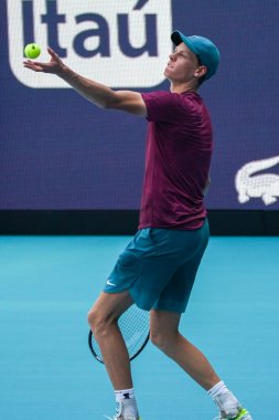 MIAMI GARDENS, FLORIDA - APRIL 2, 2023: Jannik Sinner, Miami 'deki Hard Rock Stadyumu' nda oynanan 2023 Miami Açık 'ta Rus Daniil Medvedev' e karşı oynadığı final maçında