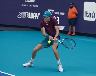 MIAMI GARDENS, FLORIDA - APRIL 2, 2023: Jannik Sinner, Miami 'deki Hard Rock Stadyumu' nda oynanan 2023 Miami Açık 'ta Rus Daniil Medvedev' e karşı oynadığı final maçında