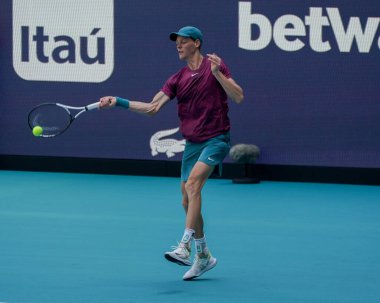 MIAMI GARDENS, FLORIDA - APRIL 2, 2023: Jannik Sinner, Miami 'deki Hard Rock Stadyumu' nda oynanan 2023 Miami Açık 'ta Rus Daniil Medvedev' e karşı oynadığı final maçında