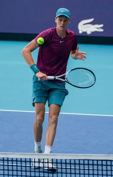 MIAMI GARDENS, FLORIDA - APRIL 2, 2023: Jannik Sinner, Miami 'deki Hard Rock Stadyumu' nda oynanan 2023 Miami Açık 'ta Rus Daniil Medvedev' e karşı oynadığı final maçında