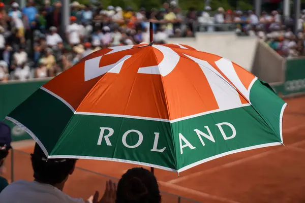 París Francia Junio 2023 Aficionados Tenis Identificados Bajo Paraguas Durante Imagen De Stock
