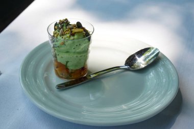 Gurme lokantasında servis edilen deniz ürünleri aperatifleri.