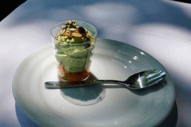 Gurme lokantasında servis edilen deniz ürünleri aperatifleri.