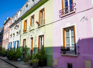 PARIS, FRANCE - 4 Haziran 2023: Paris, Fransa 'da Cremieux Caddesi' ndeki renkli evler. Rue Cremieux in the 12. Arrondissement Paris 'in en güzel yerleşim yerlerinden biridir.