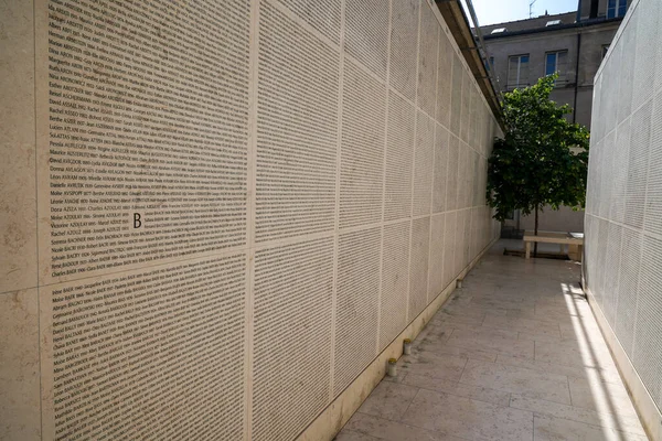 パリス フランス 2023年1月1日 パリのラ ショーハ記念館で 第二次世界大戦中にフランスからナチスの絶滅収容所に移送された76 000人のユダヤ人の名前が刻まれた名前の壁 Mur Des Noms ストック写真