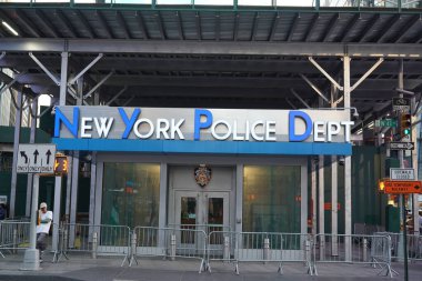 NEW YORK - 23 Mayıs 2023: Manhattan 'ın merkezindeki ünlü NYPD Times Meydanı Birimi