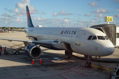 BATI PALM BEACH, FLORIDA - 8 Kasım 2023: Delta Airlines uçağı Palm Beach Uluslararası Havaalanı, Florida