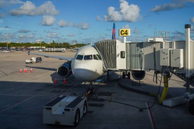 BATI PALM BEACH, FLORIDA - 8 Kasım 2023: Delta Airlines uçağı Palm Beach Uluslararası Havaalanı, Florida