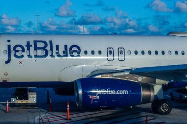 BATI PALM BEACH, FLORIDA - 8 Kasım 2023: JetBlue uçağı Palm Beach Uluslararası Havaalanı, Florida