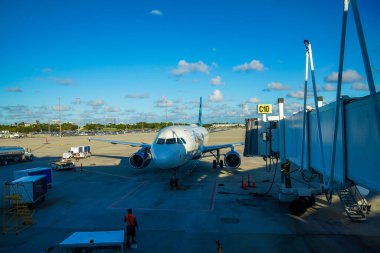 BATI PALM BEACH, FLORIDA - 8 Kasım 2023: Delta Airlines uçağı Palm Beach Uluslararası Havaalanı, Florida