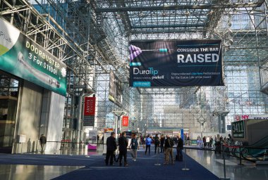 NEW YORK - NOVEMBER 28, 2023: Jacob Javits Kongre Merkezi 'ndeki Büyük NY Diş Toplantısı' nda modern malzeme ve ekipmanlar sergileniyor. ABD 'deki en büyük sağlık ve diş sağlığı etkinliğidir.
