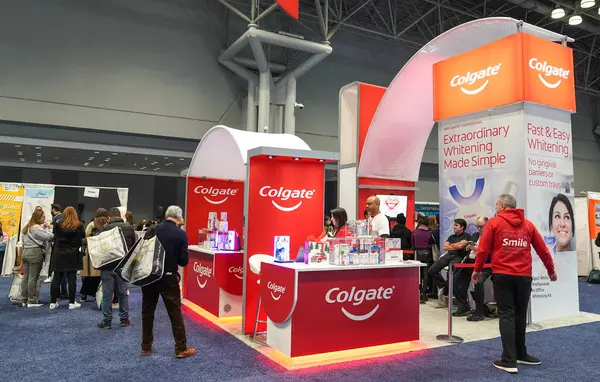 NEW YORK - 28 Kasım 2023 New York 'taki Greater NY Diş Toplantısı' nda Colgate standı. Colgate diş macunları, diş fırçaları, diş fırçaları, diş fırçaları ve diş iplerinden oluşan bir ağız temizliği ürünüdür. 