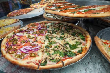 Tepside New York usulü pizza.
