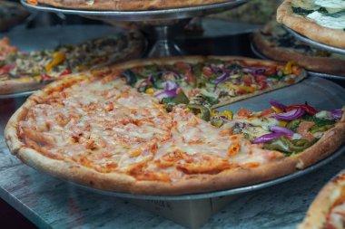 Tepside New York usulü pizza.