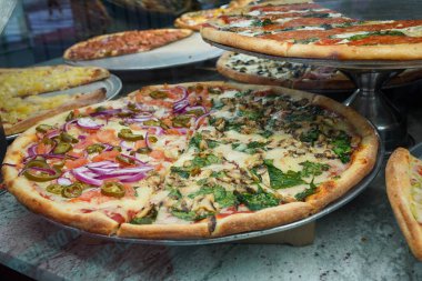 Tepside New York usulü pizza.