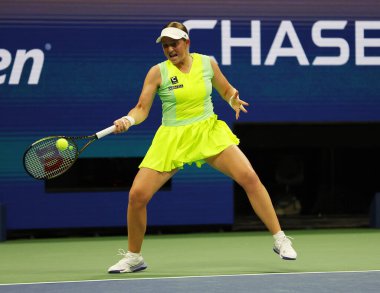 NEW YORK - SEPTEMBER 3, 2023: USTA Ulusal Tenis Merkezi 'nde düzenlenen 2023 ABD Açık' ta Polonyalı Iga Swiatek 'e karşı oynanan 4. tur karşılaşmasında Letonyalı profesyonel tenisçi Jelena Ostapenko