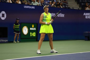 NEW YORK - SEPTEMBER 3, 2023: USTA Ulusal Tenis Merkezi 'nde düzenlenen 2023 ABD Açık' ta Polonyalı Iga Swiatek 'e karşı oynanan 4. tur karşılaşmasında Letonyalı profesyonel tenisçi Jelena Ostapenko