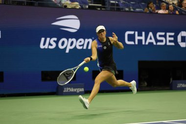 NEW YORK - SEPTEMBER 3, 2023: Polonyalı profesyonel tenisçi Iga Swiatek, USTA Ulusal Tenis Merkezi 'nde düzenlenen 2023 ABD Açık' ta Letonyalı Jelena Ostapenko 'ya karşı oynanan 4.