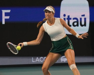 MIAMI GARDENS, FLORIDA - 28 Mart 2024: ABD 'li Danielle Collins Miami' deki Hard Rock Stadyumu 'nda 2024 Miami Açık' ta oynanan yarı final karşılaşmasında