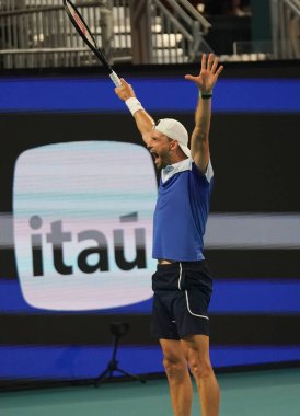 MIAMI GARDENS, FLORIDA - 28 Mart 2024: Bulgar Grigor Dimitrov, Miami 'deki Hard Rock Stadyumu' nda oynanan 2024 Miami Açık 'ta İspanyol Carlos Alcaraz' a karşı oynanan çeyrek final maçı sonrasında zaferini kutladı