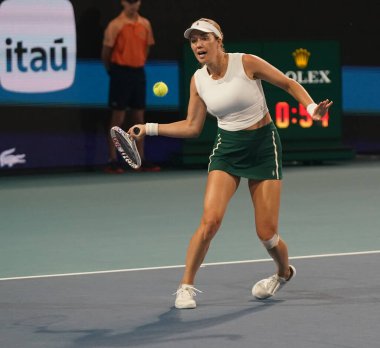 MIAMI GARDENS, FLORIDA - 28 Mart 2024: ABD 'li Danielle Collins Miami' deki Hard Rock Stadyumu 'nda 2024 Miami Açık' ta oynanan yarı final karşılaşmasında