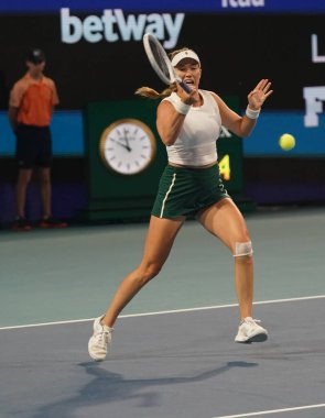 MIAMI GARDENS, FLORIDA - 28 Mart 2024: ABD 'li Danielle Collins Miami' deki Hard Rock Stadyumu 'nda 2024 Miami Açık' ta oynanan yarı final karşılaşmasında