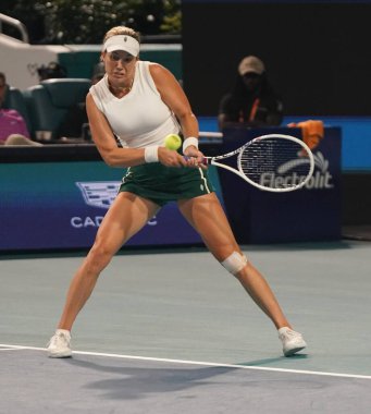 MIAMI GARDENS, FLORIDA - 28 Mart 2024: ABD 'li Danielle Collins Miami' deki Hard Rock Stadyumu 'nda 2024 Miami Açık' ta oynanan yarı final karşılaşmasında