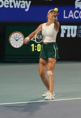 MIAMI GARDENS, FLORIDA - 28 Mart 2024: ABD 'li Danielle Collins Miami' deki Hard Rock Stadyumu 'nda 2024 Miami Açık' ta oynanan yarı final karşılaşmasında