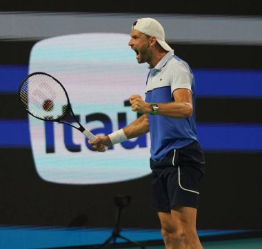 MIAMI GARDENS, FLORIDA - 28 Mart 2024: Bulgar Grigor Dimitrov, Miami 'deki Hard Rock Stadyumu' nda oynanan 2024 Miami Açık 'ta İspanyol Carlos Alcaraz' a karşı oynanan çeyrek final maçı sonrasında zaferini kutladı