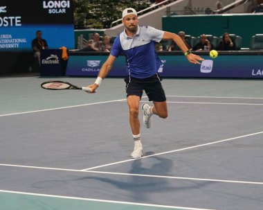 MIAMI GARDENS, FLORIDA - 28 Mart 2024: Miami 'deki Hard Rock Stadyumu' nda oynanan 2024 Miami Açık 'ta İspanyol Carlos Alcaraz ile oynanan çeyrek final karşılaşmasında Bulgar Grigor Dimitrov