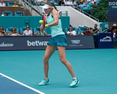 MIAMI GARDENS, FLORIDA - 28 Mart 2024: Kazakistan 'lı Elena Rybakina, Belaruslu Victoria Azarenka' ya karşı oynadığı yarı final maçında Miami 'deki Hard Rock Stadyumu' nda 2024 Miami Açık