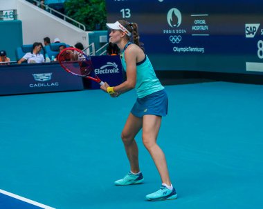 MIAMI GARDENS, FLORIDA - 28 Mart 2024: Kazakistan 'lı Elena Rybakina, Belaruslu Victoria Azarenka' ya karşı oynadığı yarı final maçında Miami 'deki Hard Rock Stadyumu' nda 2024 Miami Açık