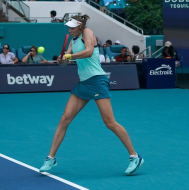 MIAMI GARDENS, FLORIDA - 28 Mart 2024: Kazakistan 'lı Elena Rybakina, Belaruslu Victoria Azarenka' ya karşı oynadığı yarı final maçında Miami 'deki Hard Rock Stadyumu' nda 2024 Miami Açık