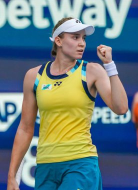 MIAMI GARDENS, FLORIDA - 28 Mart 2024: Kazakistan 'dan Elena Rybakina 2024 Miami Açık Miami Açık' ta Belaruslu Victoria Azarenka 'ya karşı oynanan yarı final maçı sonrasında Miami Gardens' daki Hard Rock Stadyumu 'nda zaferini kutladı.
