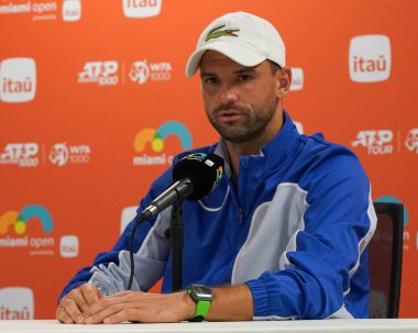 MIAMI GARDENS, FLORIDA - 28 Mart 2024: Miami 'deki Hard Rock Stadyumu' nda oynanan 2024 Miami Açık 'ta İspanyol Carlos Alcaraz ile oynanan çeyrek final maçında Bulgar Grigor Dimitrov