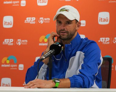 MIAMI GARDENS, FLORIDA - 28 Mart 2024: Miami 'deki Hard Rock Stadyumu' nda oynanan 2024 Miami Açık 'ta İspanyol Carlos Alcaraz ile oynanan çeyrek final maçında Bulgar Grigor Dimitrov