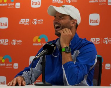 MIAMI GARDENS, FLORIDA - 28 Mart 2024: Miami 'deki Hard Rock Stadyumu' nda oynanan 2024 Miami Açık 'ta İspanyol Carlos Alcaraz ile oynanan çeyrek final maçında Bulgar Grigor Dimitrov