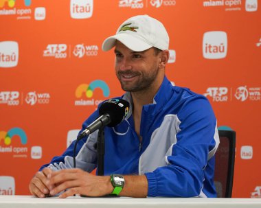 MIAMI GARDENS, FLORIDA - 28 Mart 2024: Miami 'deki Hard Rock Stadyumu' nda oynanan 2024 Miami Açık 'ta İspanyol Carlos Alcaraz ile oynanan çeyrek final maçında Bulgar Grigor Dimitrov