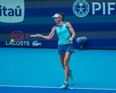 MIAMI GARDENS, FLORIDA - 28 Mart 2024: Kazakistan 'lı Elena Rybakina, Belaruslu Victoria Azarenka' ya karşı oynadığı yarı final maçında Miami 'deki Hard Rock Stadyumu' nda 2024 Miami Açık