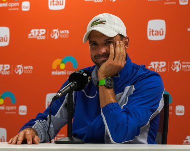 MIAMI GARDENS, FLORIDA - 28 Mart 2024: Miami 'deki Hard Rock Stadyumu' nda oynanan 2024 Miami Açık 'ta İspanyol Carlos Alcaraz ile oynanan çeyrek final maçında Bulgar Grigor Dimitrov