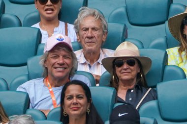 MIAMI GARDENS, FLORIDA - 28 Mart 2024: Jon Bon Jovi ve eşi Dorothea, Miami, Florida 'daki Hard Rock Stadyumu' nda düzenlenen 2024 Miami Open sırasında Alexander Zverev ve Fabian Marozsan arasında oynanan maça katıldılar.