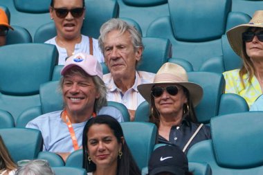 MIAMI GARDENS, FLORIDA - 28 Mart 2024: Jon Bon Jovi ve eşi Dorothea, Miami, Florida 'daki Hard Rock Stadyumu' nda düzenlenen 2024 Miami Open sırasında Alexander Zverev ve Fabian Marozsan arasında oynanan maça katıldılar.
