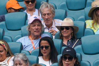 MIAMI GARDENS, FLORIDA - 28 Mart 2024: Jon Bon Jovi ve eşi Dorothea, Miami, Florida 'daki Hard Rock Stadyumu' nda düzenlenen 2024 Miami Open sırasında Alexander Zverev ve Fabian Marozsan arasında oynanan maça katıldılar.