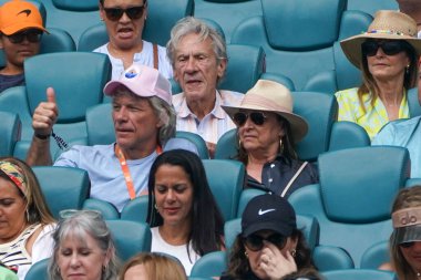MIAMI GARDENS, FLORIDA - 28 Mart 2024: Jon Bon Jovi ve eşi Dorothea, Miami, Florida 'daki Hard Rock Stadyumu' nda düzenlenen 2024 Miami Open sırasında Alexander Zverev ve Fabian Marozsan arasında oynanan maça katıldılar.