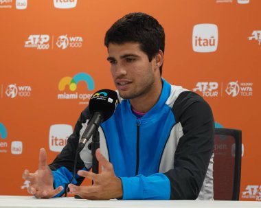 MIAMI GARDENS, FLORIDA - 28 Mart 2024: İspanya 'dan Carlos Alcaraz 2024' te Miami 'deki Hard Rock Stadyumu' nda oynanan 2024 Miami Açık 'ta Bulgar Grigor Dimitrov ile oynanan çeyrek final karşılaşması sonrasında düzenlediği basın toplantısında